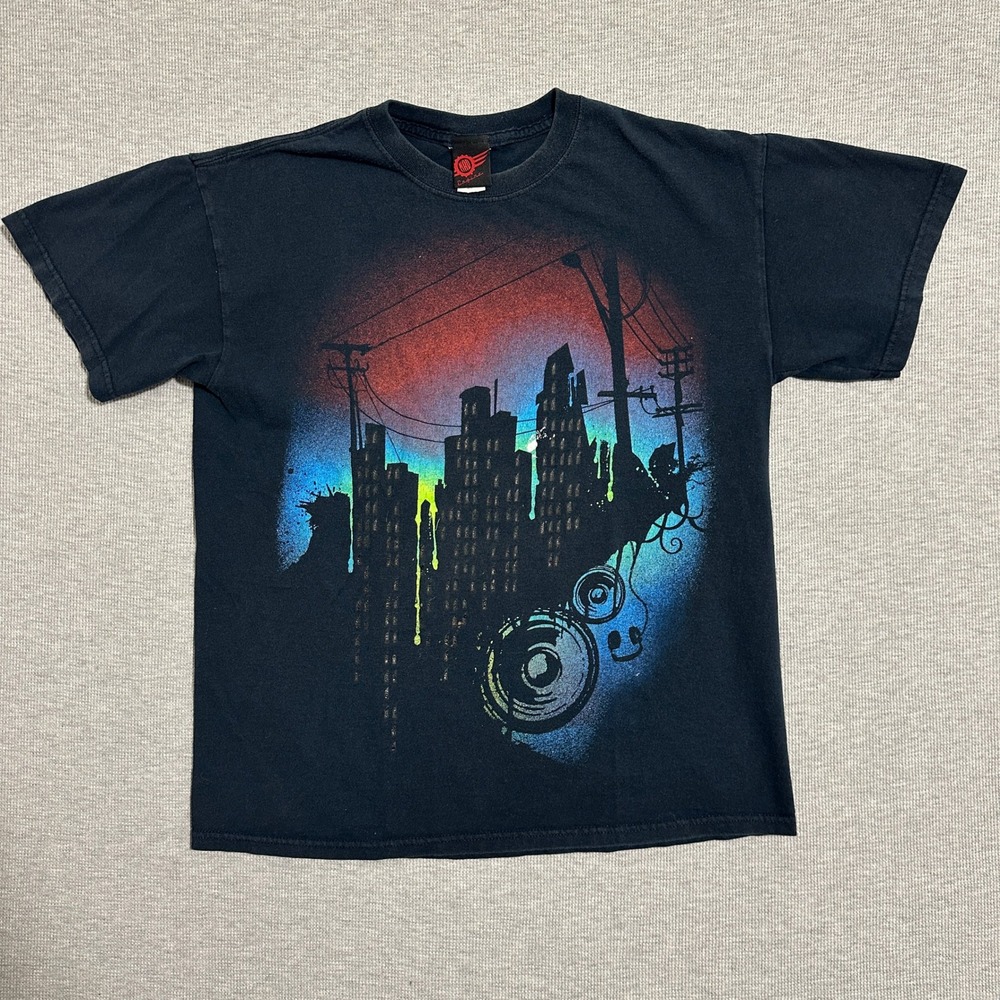 Mad Engine Cityscape DJ Speakers Graphic T-Shirt Casual Black Mens Size Medium